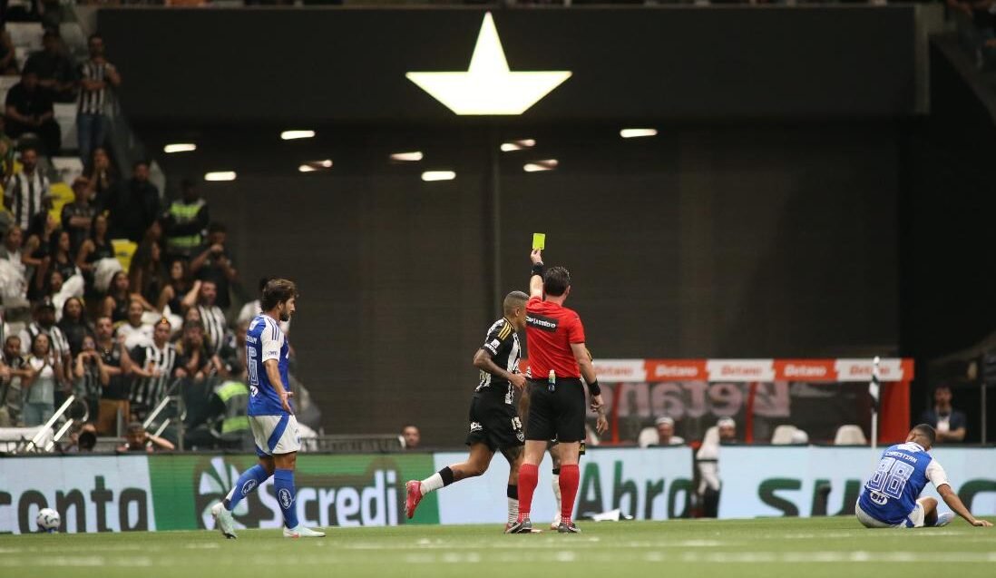 Arbitro mostra cartão amarelo para Guilherme Arana, do Atlético (foto: Edesio Ferreira/EM/DA Press)