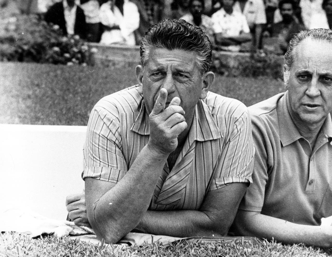 Yustrich no banco de reservas durante um jogo apontado o dedo indicador da mão direita (foto: Arquivo/O Cruzeiro/EM)