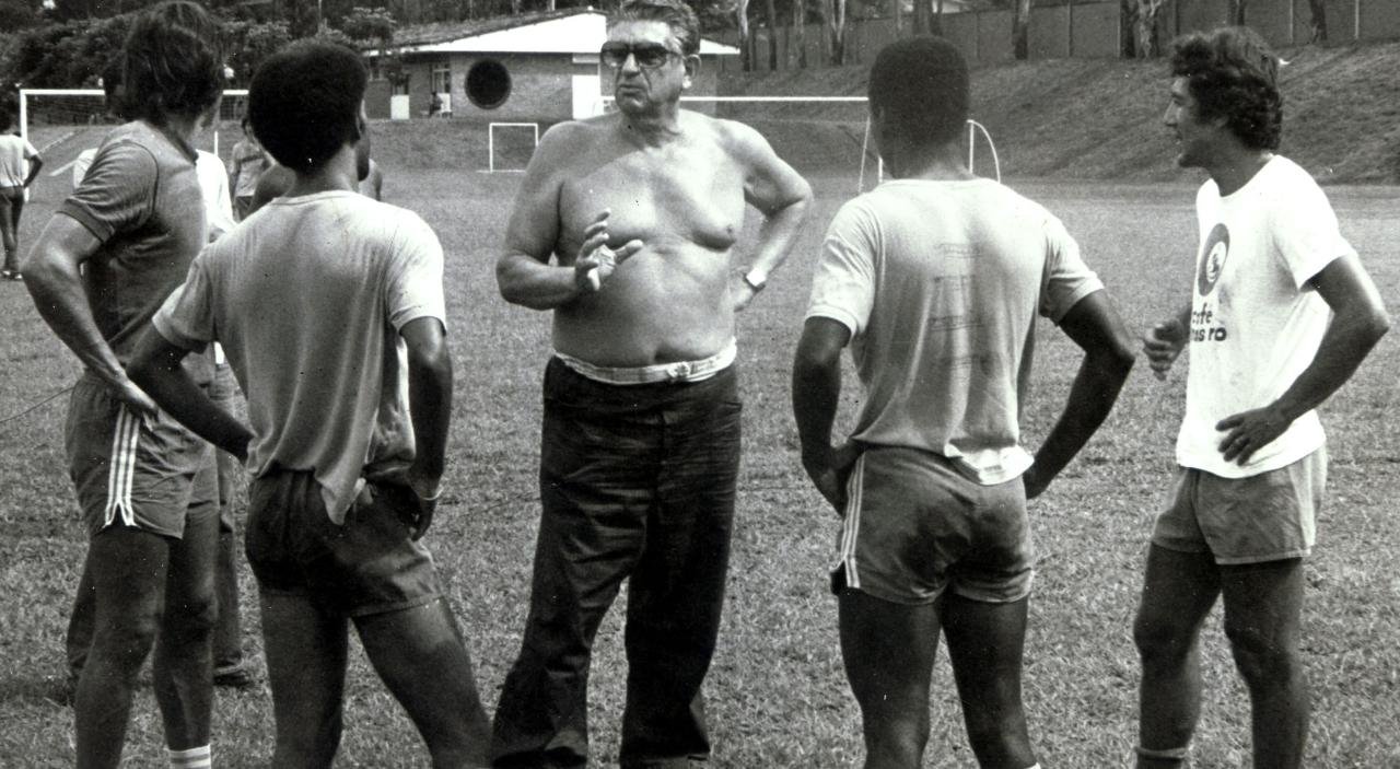 Técnico de futebol Yustrich conversa com jogadores durante treino - (foto: Arquivo Estado de Minas - 12/2/1977 - )