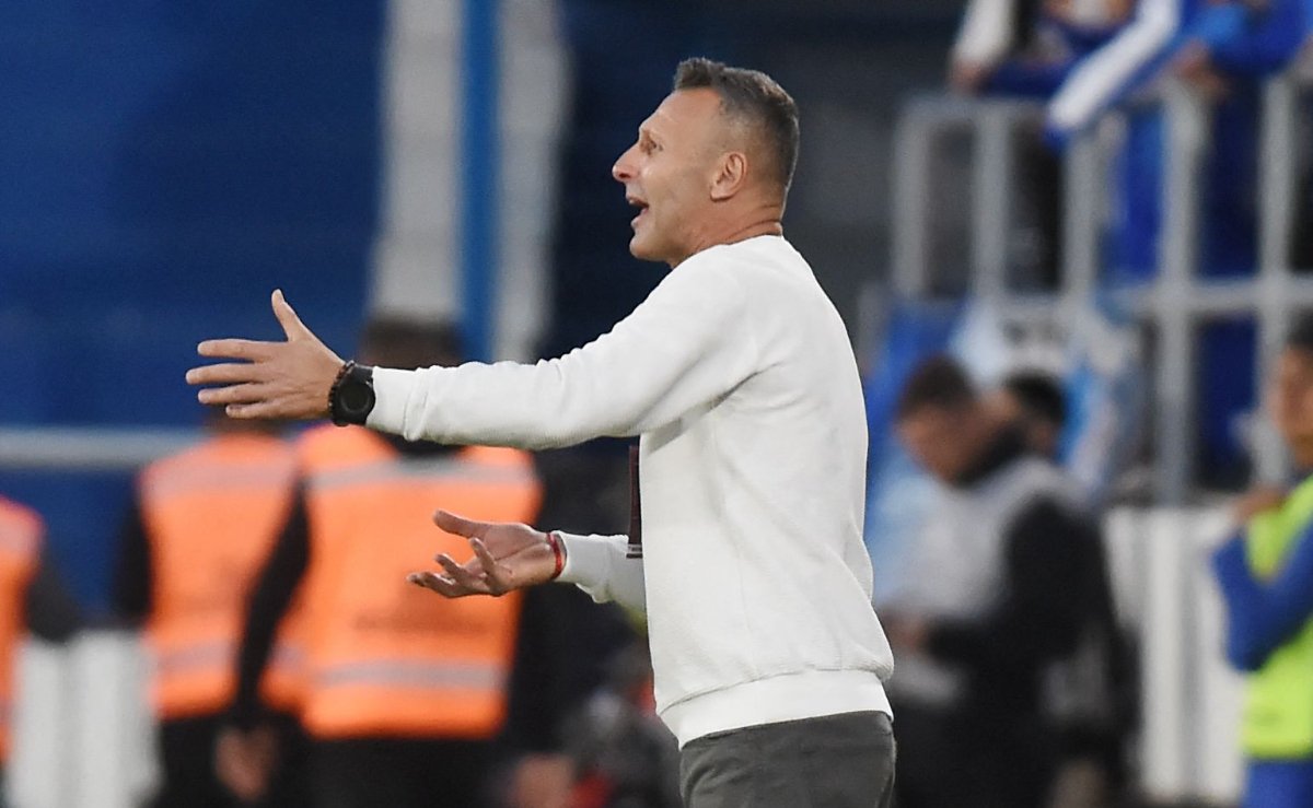 Walter Ribonetto, técnico do Godoy Cruz, gesticula durante jogo contra o Atlético pela Sul-Americana (foto: Andrés Larrovere/AFP)
