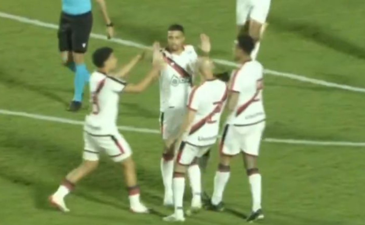 Robert Santos evitou comemorar gol pelo Atlético-GO diante do Athletic, seu ex-clube (foto: Reprodução/TV Brasil)