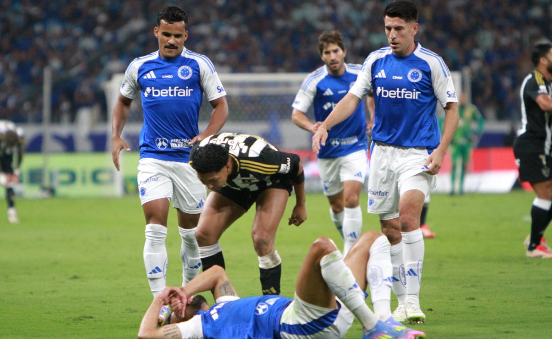 Rony xinga Fabrício Bruno durante clássico entre Atlético e Cruzeiro no Mineirão (foto: Edésio Ferreira/EM/D.A. Press)