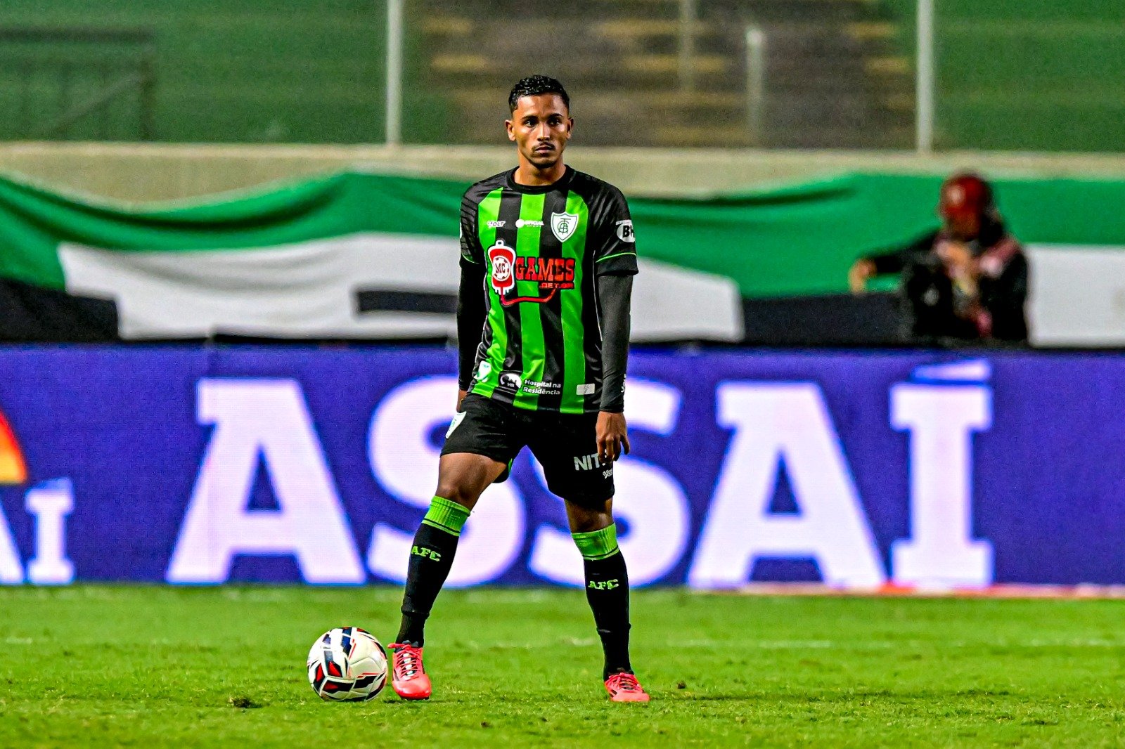Samuel Alves conduz bola com camisa do América (foto: Mourão Panda/América)