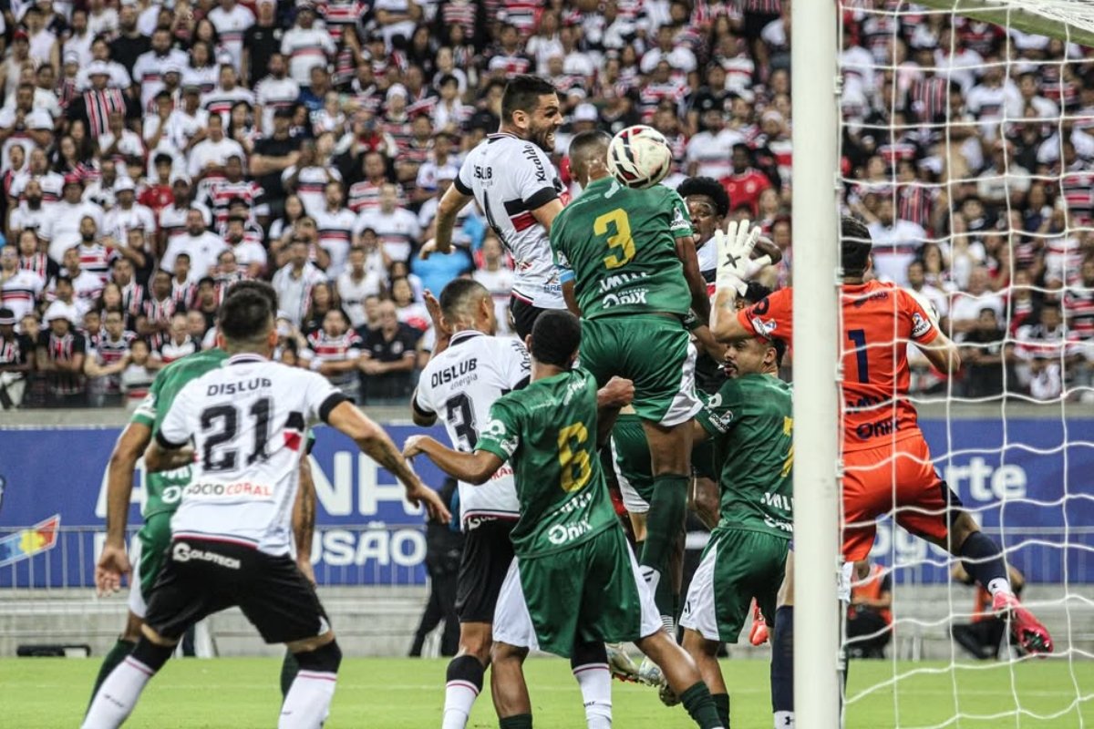William Alves subiu mais alto que a zaga e abriu o placar para o Santa Cruz, que sofreu o empate na segunda etapa (foto: Evelyn Victória/SCFC)