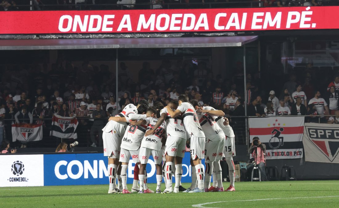 Time do São Paulo reunido no Morumbis antes de duelo pela Libertadores (foto: Rubens Chiri, Nilton Fukuda e Paulo Pinto/Saopaulofc)