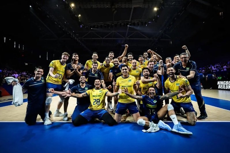 Jogadores da Seleção Brasileira masculina de vôlei comemoram (foto: Divulgação)