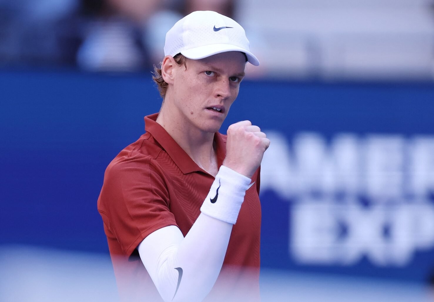 Sinner comemora ponto no US Open (foto: Elsa/AFP)