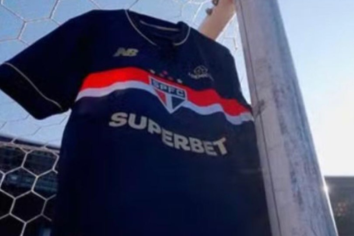 Terceira camisa do São Paulo, que faz alusão ao título do Mundial de 2005 e homenageia Rogério Ceni (foto: Divulgação/Julio Casares)