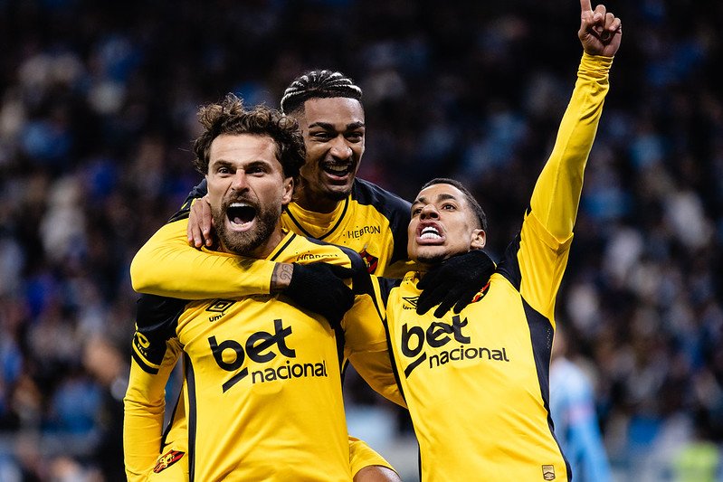 Jogadores do Sport comemoram gol (foto: Paulo Paiva / Sport)