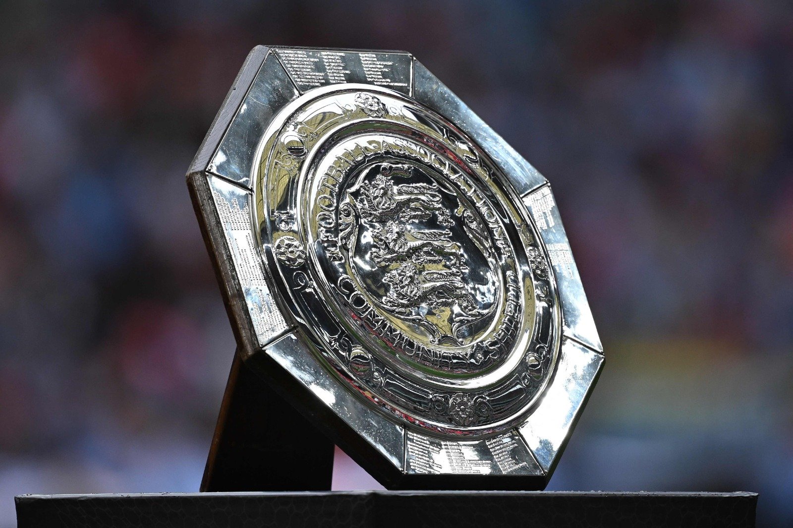 Prêmio para o campeão da Supercopa da Inglaterra (foto: Justin Tallis/AFP)