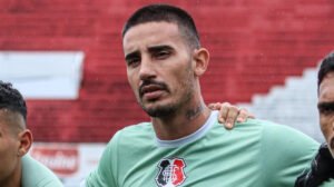 Thiago Galhardo com a camisa do Santa Cruz - Crédito: 
