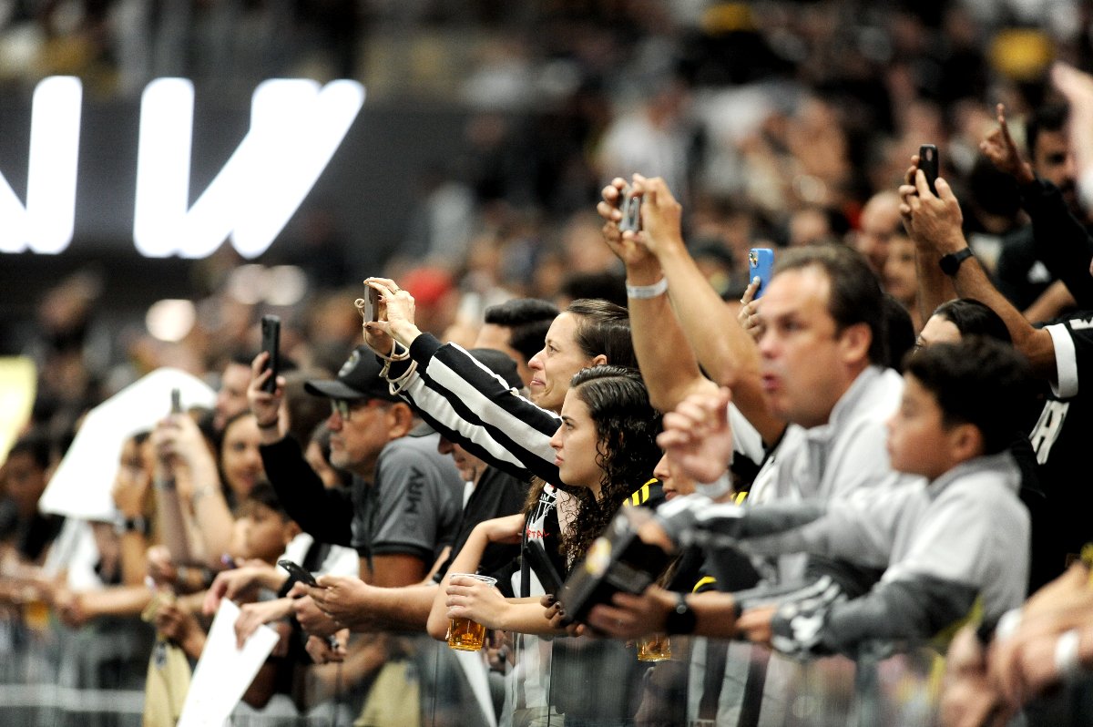 Torcedores do Atlético na Arena MRV durante duelo contra o RB Bragantino, pelo Campeonato Brasileiro (foto: Alexandre Guzanshe/EM/D.A. Press)