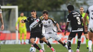 Alan Franco, do Atlético, marca Philippe Coutinho, do Vasco, em São Januário - Crédito: 