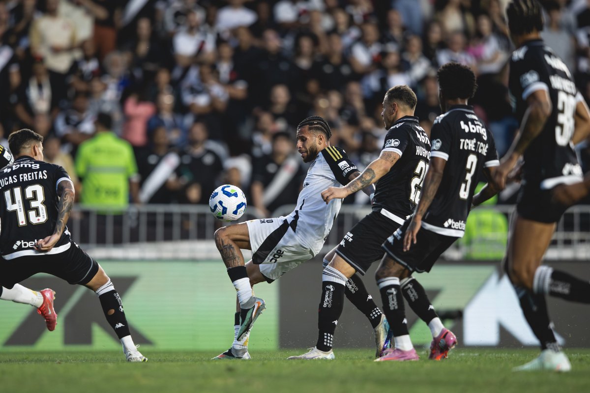 Alexsander, do Atlético, marcado por jogadores do Vasco em São Januário - (foto: Pedro Souza/Atlético)