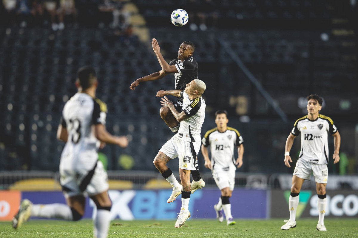 Arana, do Atlético, em disputa de bola durante confronto contra o Vasco pelo Brasileiro (foto: Pedro Souza/Atlético)