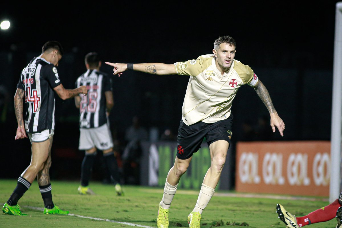 Vegetti comemora gol pelo Vasco diante do Atlético, em São Januário, no Campeonato Brasileiro de 2024 (foto: Matheus Lima/Vasco)