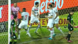 Victor Souza celebra defesa de pênalti cobrado por Willian Bigode - Crédito: 