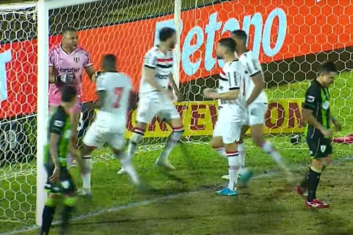 Victor Souza celebra defesa de pênalti de Willian Bigode (foto: Reprodução/ESPN)