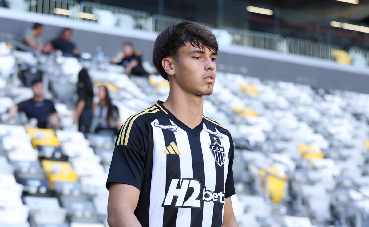 Vitão, zagueiro de 17 anos formado nas categorias de base do Atlético, antes de jogo do sub-20 na Arena MRV (foto: Daniela Veiga/Atlético)
