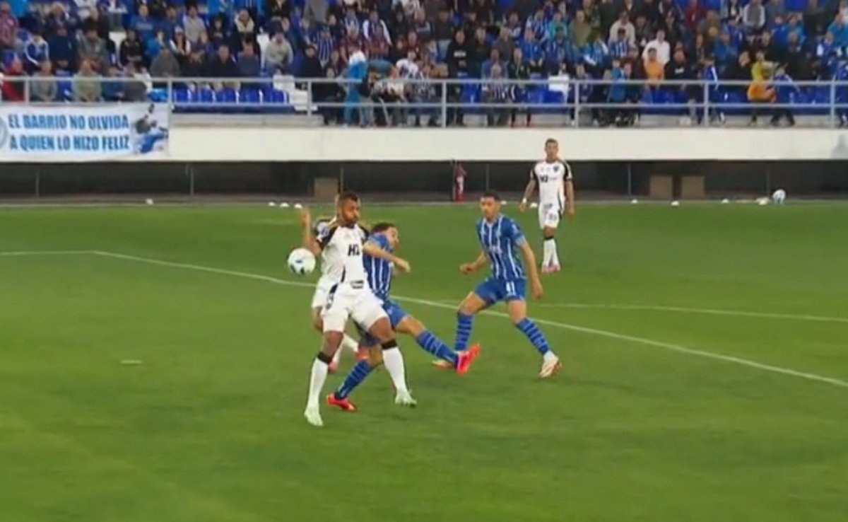 Vitor Hugo, zagueiro do Atlético, viu bola bater no próprio braço após chutar dentro da área contra o Godoy Cruz (foto: Reprodução/ESPN)