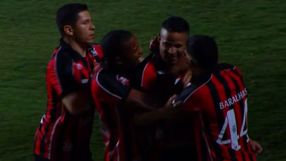 Vitória comemora gol contra o Atlético pelo Brasileiro (foto: Reprodução/Premiere)