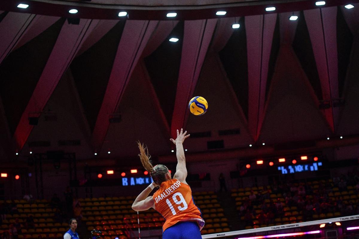 Jogadora saca bola durante jogo do Campeonato Mundial de Vôlei (foto: AMAURY PAUL/AFP)