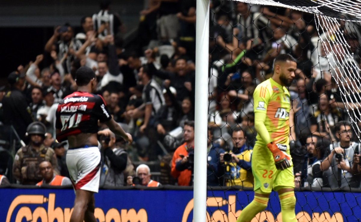 Wallace Yan se lamenta após pênalti perdido pelo Flamengo contra o Atlético - (foto: Ramon Lisboa/EM/D.A Press)