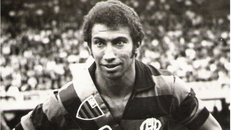 Zé Leite em foto preta e branca com a faixa de campeão paranaense de 1970 (foto: Athletico-PR/Divulgação)