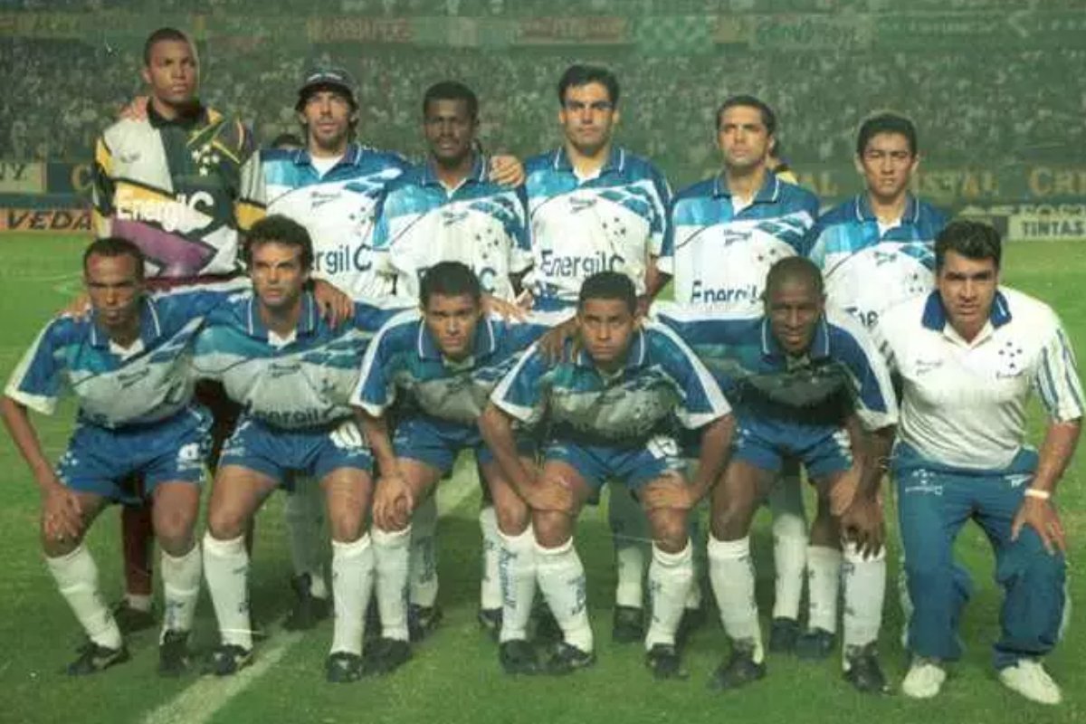 Time do Cruzeiro antes do primeiro jogo da final da Libertadores de 1997 (foto: Paulo FIlgueiras/EM)