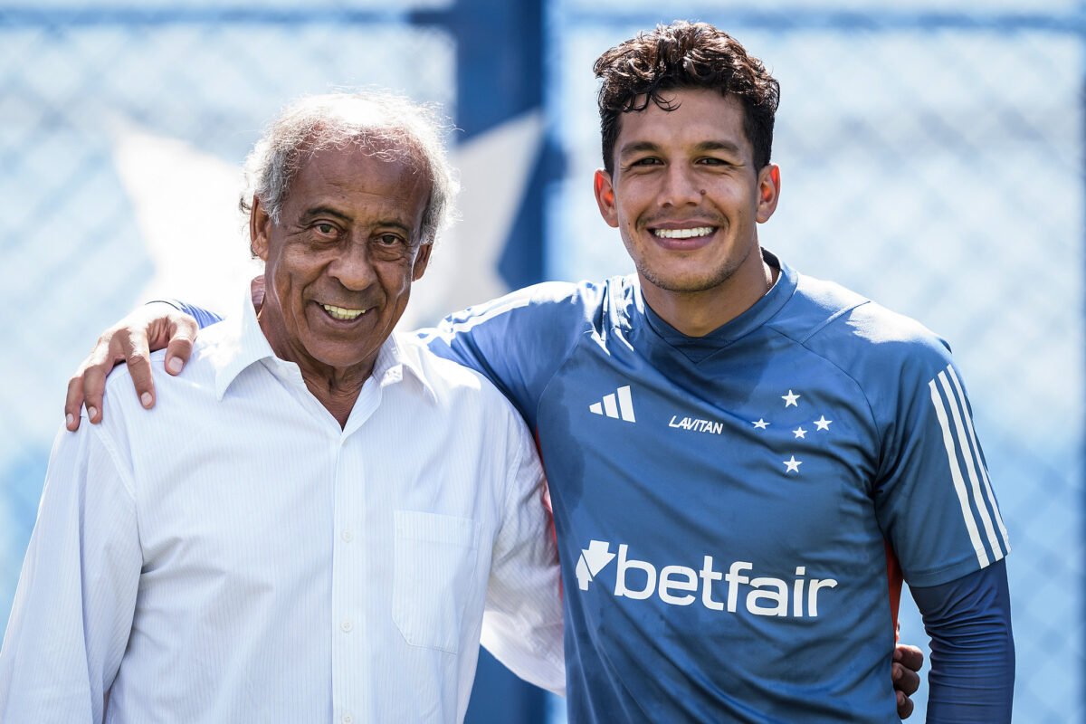 Dirceu Lopes ao lado do volante Lucas Romero em treino do Cruzeiro na Toca da Raposa - (foto: Gustavo Aleixo/Cruzeiro - 24/05/2024)