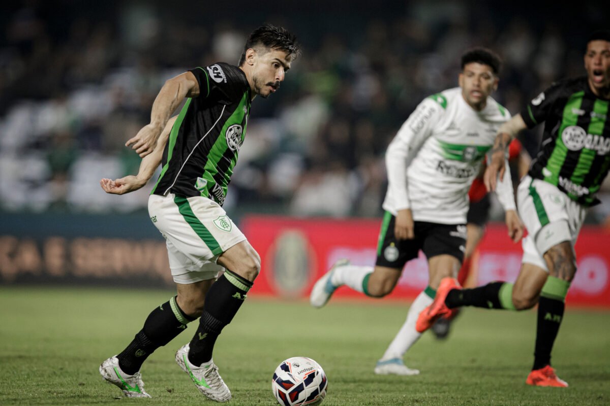 No primeiro turno, América foi derrotado por 1 a 0 pelo Coritiba, no Couto Pereira, pela 8ª rodada da Série B (foto: Matheus Meneses/Neo Photo)