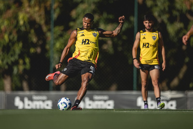 Biel (ao fundo) observa tentativa de finalização de Júnior Santos durante treinamento do Atlético (5/9/2025) - (foto: Pedro Souza/Atlético)