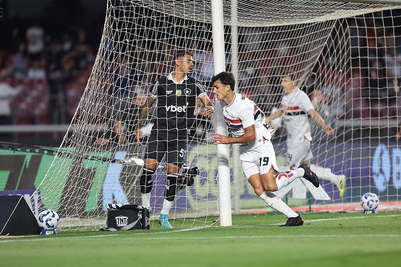 Dinenno comemora gol pelo São Paulo contra o Botafogo - (foto:  Paulo Pinto / São Paulo FC)