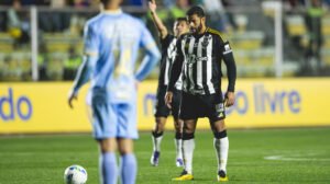 Hulk antes de cobrança de falta durante duelo entre Bolívar e Atlético - Crédito: 