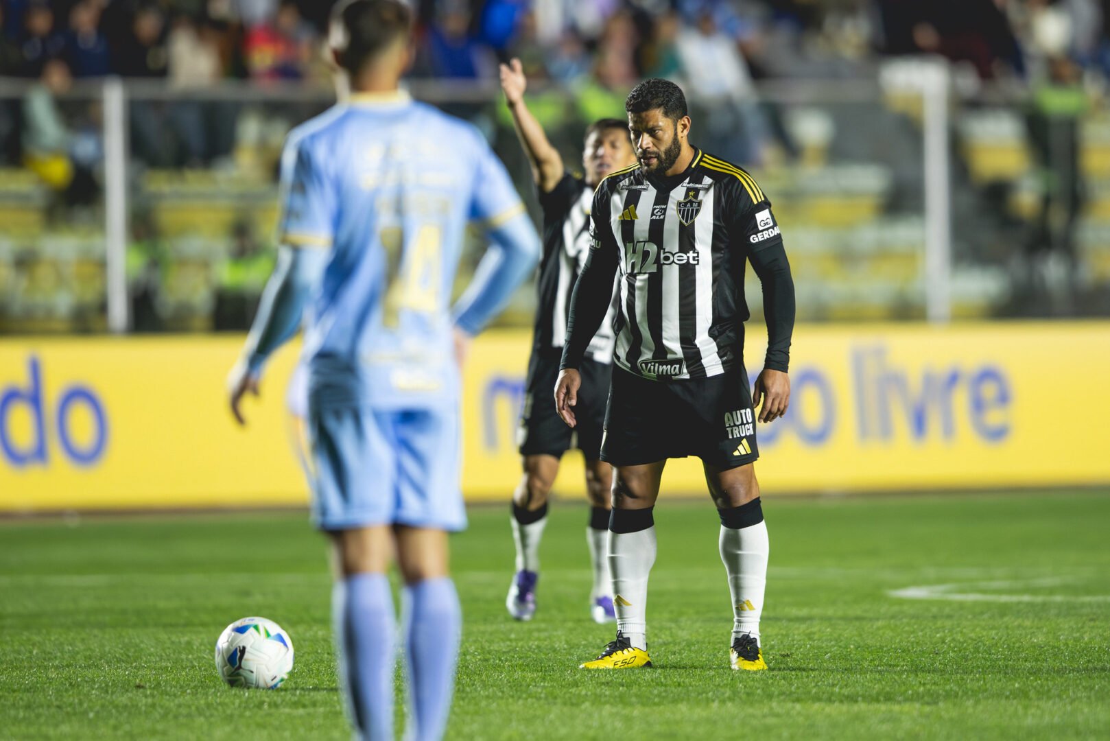 Hulk antes de cobrança de falta durante duelo entre Bolívar e Atlético (foto: Pedro Souza/Atlético)