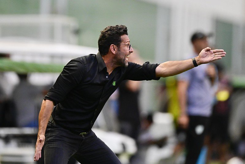 Alberto Valentim, técnico do América, em vitória sobre o Coritiba, no Independência, pela Série B (foto: Mourão Panda / América)