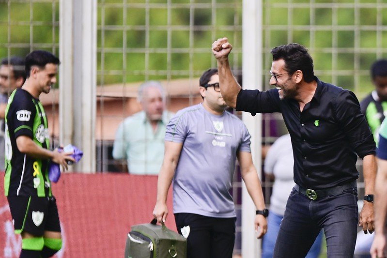 Alberto Valentim, técnico do América, em vitória sobre o Coritiba, no Independência, pela Série B (foto: Mourão Panda/América)