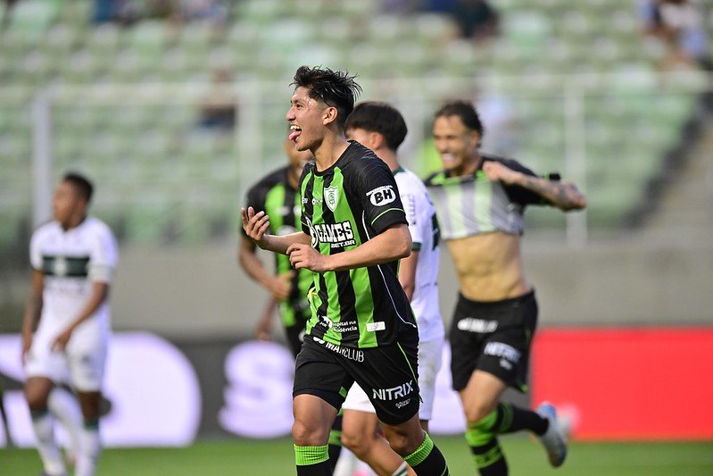 Miguelito comemora gol da vitória do América sobre o Coritiba, no Independência, pela Série B (foto: Mourão Panda / América)