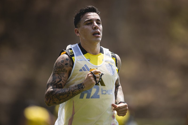 Saravia em corrida durante treinamento do Atlético na Cidade do Galo (22/9) - (foto: Pedro Souza/Atlético)