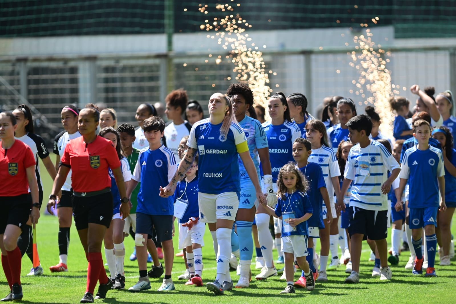Isa Haas e jogadoras do Cruzeiro na entrada do gramado, no Independência (foto: Leandro Couri/EM/D.A Press)