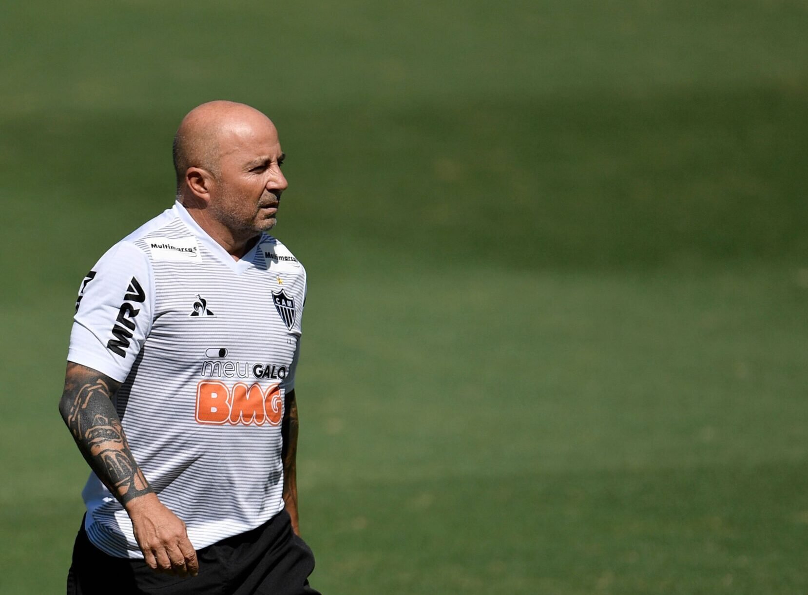 Treinador Sampaoli em campo (foto: Douglas Magno/AFP)