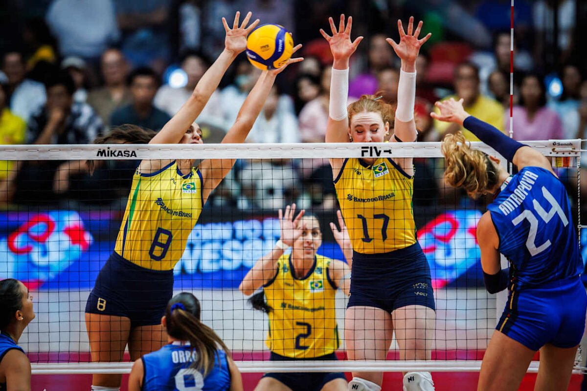 Júlia Bergmann (camisa 17) compõe bloqueio ao lado de Júlia Kudiess (8) durante jogo contra a Itália no Mundial de Vôlei (foto: Divulgação/FIVB)