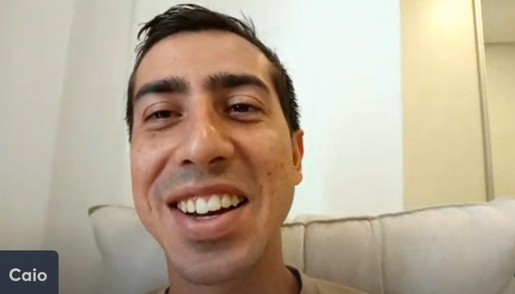 Caio Bonfim sorri em entrevista ao No Ataque (foto: Reprodução)