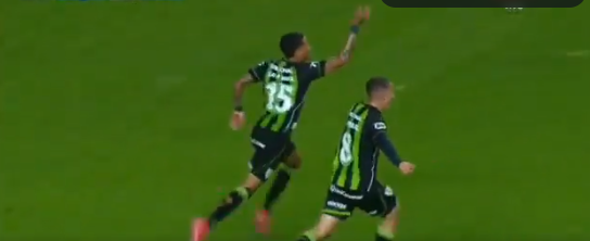 Jogadores do América celebram golaço de Kauã Diniz (foto: Reprodução/ESPN)