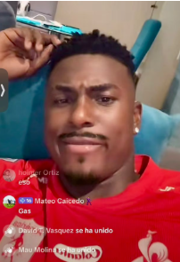 Néiser Villareal com a camisa do América de Cali em live - (foto: Reprodução)