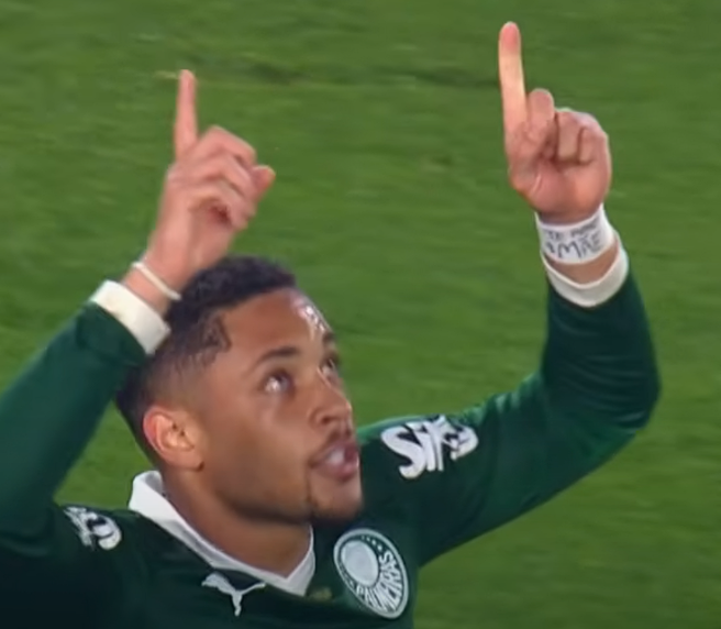 Vitor Roque usa munhequeira com homenagem à mãe, Hercília (foto: Reprodução)