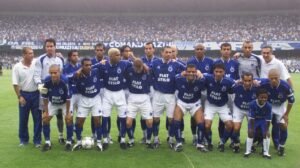 Cruzeiro, no Mineirão, em dezembro de 2003, antes da vitória sobre o Fluminense por 5 a 2, no Brasileirão (De pé: Antonio Melo, preparador fisico; Arthur, Maldonado, Marcio Nobre, Maurinho, Edu Dracena, Cris, Maicon, Thiago, Gomes e Flavio Tenius; preparador de goleiros; agachados: Wendel, Augusto Recife, Leandro, Sandro, Mota, Felipe Melo, Alex Dias, Zinho e Alex) - Crédito: 