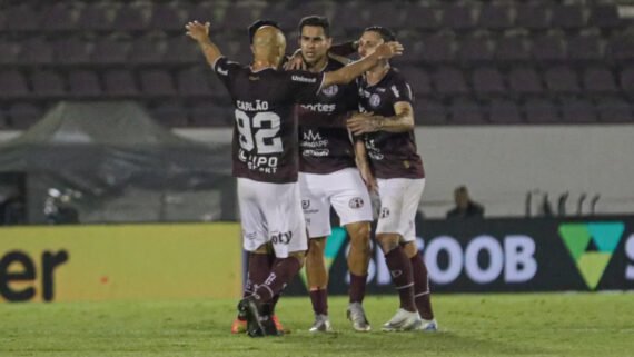 Ferroviária comemora empate contra o Goiás (foto: Divulgação/Instagram)