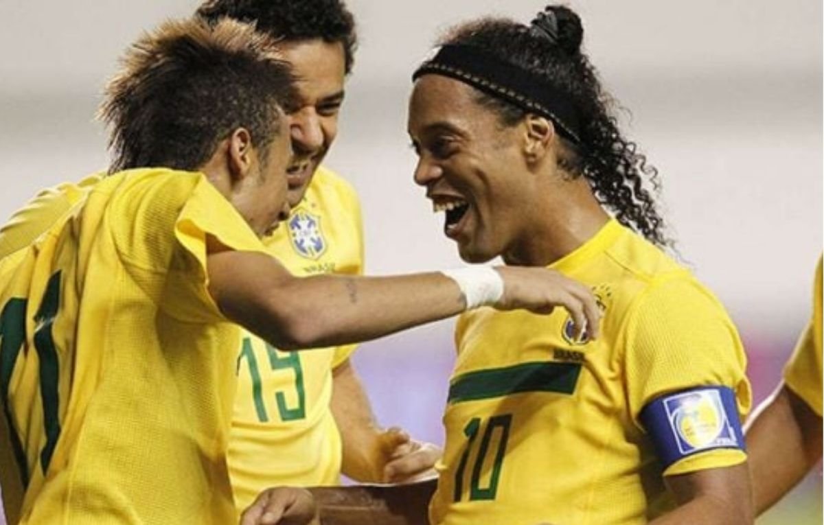 Ronaldinho e Neymar comemoram gol pela seleção brasileira (foto: Rafael Ribeiro/CBF)