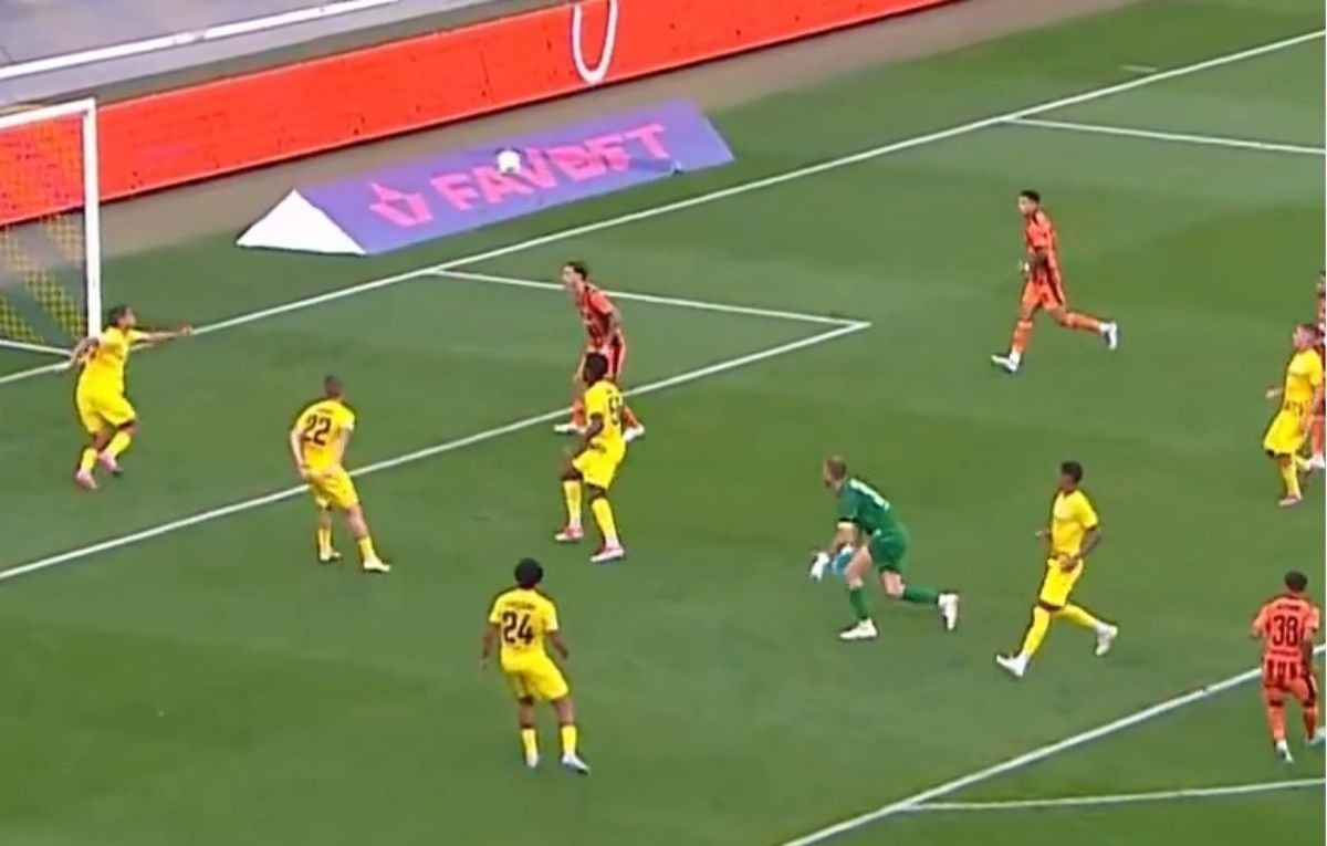 Pedrinho fez bonito gol por cobertura no Shakhtar (foto: Reprodução)